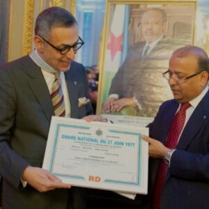 Remise de la décoration de commandeur de « l’Ordre National du 27 Juin 1977 » par Son Excellence Monsieur Ayeid Mousseid Yahya