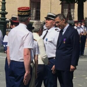 Ardavan Amir-Aslani recevant la médaille de bronze des Services Militaires.